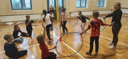 ZAJĘCIA SPORTOWE Z PANIĄ HENIĄ